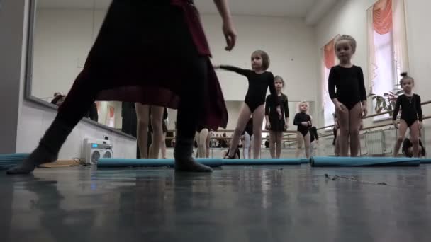 Russia, San Pietroburgo, 19 dicembre 2015 Le bambine portano un inchino agli spettatori in segno di gratitudine per le esibizioni in anteprima — Video Stock