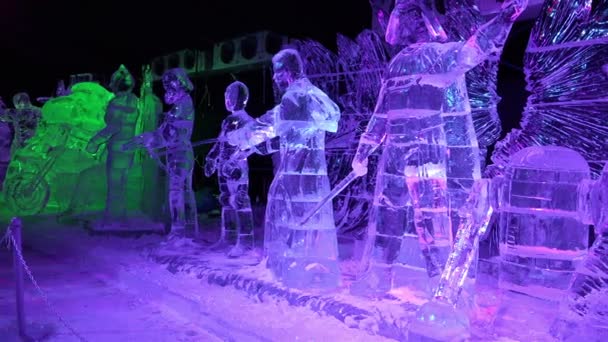 Rusia, San Petersburgo, 27 de diciembre de 2015 esculturas de hielo con luces multicolores — Vídeos de Stock