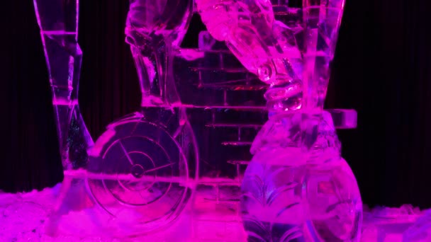 Ρωσία, Αγία Πετρούπολη, 27 Δεκεμβρίου, 2015 ρομπότ γλυπτό κατασκευασμένο από πάγο στο κόκκινο φωτισμό — Αρχείο Βίντεο