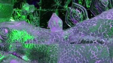 sergide buzdan yapılmış dinozor sanat heykeli