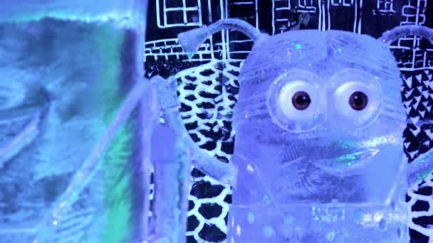 Rússia, São Petersburgo, 27 de dezembro de 2015 Desenhos animados de heróis "Despicable Me" feitos de gelo e apresentados na exposição de esculturas — Vídeo de Stock
