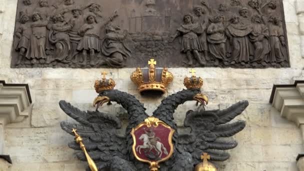 Rusia, San Petersburgo, puertas de Petropavlovsk, 27 de diciembre de 2015 Escudo de armas de dos cabezas de águila de las Grandes Potencias en la fortaleza — Vídeos de Stock