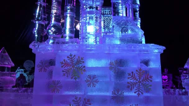Ryssland, Saint-Petersburg, december 27, 2015 Fairy Princess Castle of Clear Blue Ice som en utställnings utställning skimrar i strålar av ljusa färger — Stockvideo