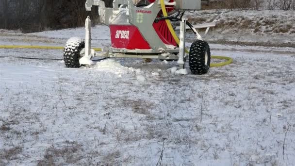 RUSIA, REGIÓN DE LENINGRAD TUUTARI PARK, 2 DE ENERO DE 2016: Instalación para la producción de nieve artificial sobre ruedas para rociar un chorro de aire comprimido mediante inyectores — Vídeos de Stock