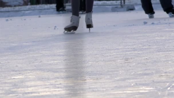 Deslize a borda dos patins na superfície de gelo da pista e avance — Vídeo de Stock