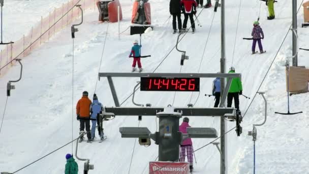 RUSIA, REGIÓN DE LENINGRAD TUUTARI PARK, 2 DE ENERO DE 2016: esquiadores y snowboarders en el ascensor hasta el punto de partida del descenso — Vídeos de Stock