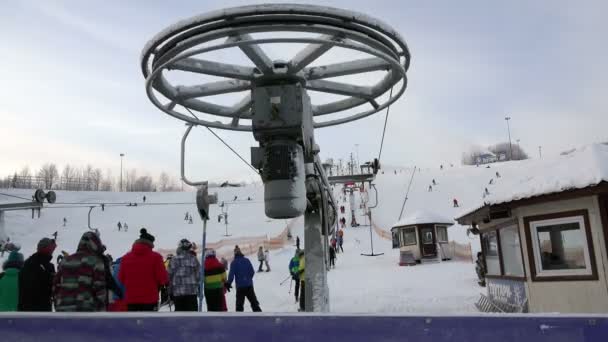 Rusya, Leningrad Region Tuutari Park, 2 Ocak 2016: Snowboardcu ve kayakçıların tabanını dağın tepesine kaldırmak için telesiyej üzerinde çalışmak — Stok video