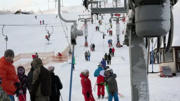 RUSIA, REGIÓN DE LENINGRAD PARQUE TUUTARI, 2 DE ENERO DE 2016: Remonte de trabajo para el transporte de personas por una pista empinada hasta la cima del esquí — Vídeos de Stock