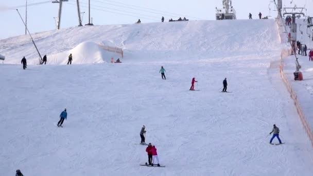 RUSIA, REGIÓN DE LENINGRAD PARQUE TUUTARI, 2 DE ENERO DE 2016: base turística de esquí de invierno para deportes extremos, snowboard y esquí — Vídeos de Stock