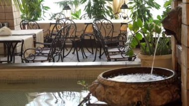 Su akar çeşme havuzu nahodyaschegosyasya Restoran içine aslan baştan