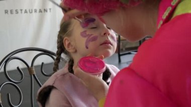 akvagrima performans rakam kontur boyunca dikkatle Childs'ın yüzündeki kırmızı boya