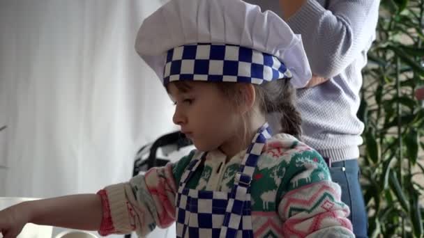 RUSSIE, Saint-Pétersbourg, 10 janvier 2016 : jeune cuisinier sous la forme spéciale de couleur blanche bleue apprendre à cuisiner différents bonbons avec des parents adultes, Saint-Pétersbourg — Video