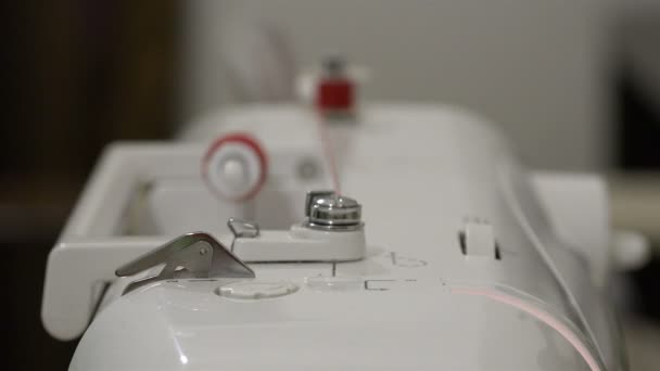 Автоматичне керування перемотуванням швейної машинки з котушкою на котушці — стокове відео