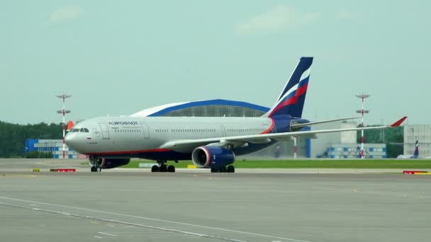 Aeropuerto Sheremetyevo de Moscú, Rusia - 25 de junio de 2016: taxiing avión en el aeropuerto después de aterrizar en el asfalto — Vídeos de Stock