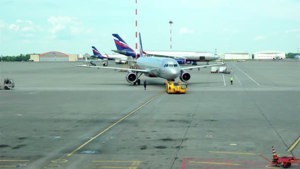 Letiště Moskva-Šeremetěevo, Rusko-25. června 2016: pohyb služeb a údržba dopravy a letadel na území letiště Sheremetěevo — Stock video