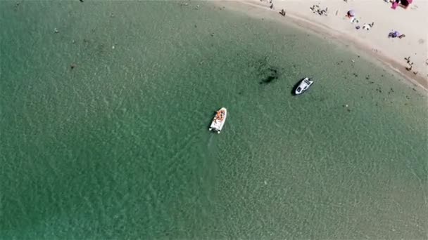 载客的充气船接近海岸 — 图库视频影像