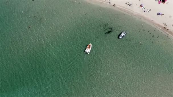 Bateau gonflable avec passagers s'approche du rivage — Video