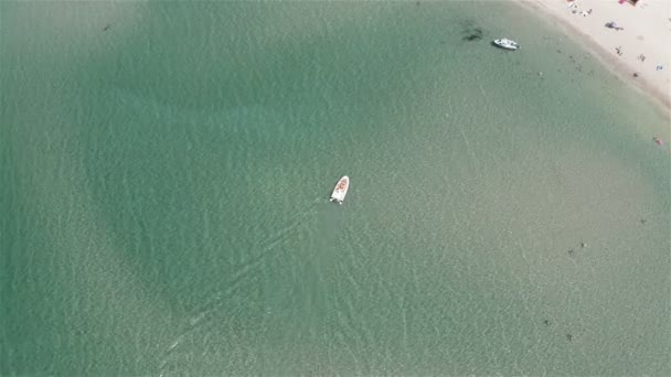Ein Boot bewegt sich langsam auf der transparenten Meeresoberfläche — Stockvideo