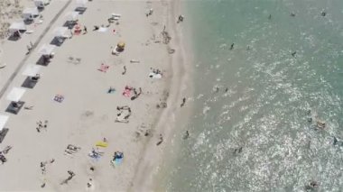 Güneşli bir günde helikopterden deniz kıyısına manzara