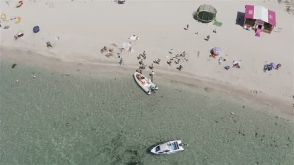 Los turistas descienden de un barco inflable a la orilla — Vídeo de stock