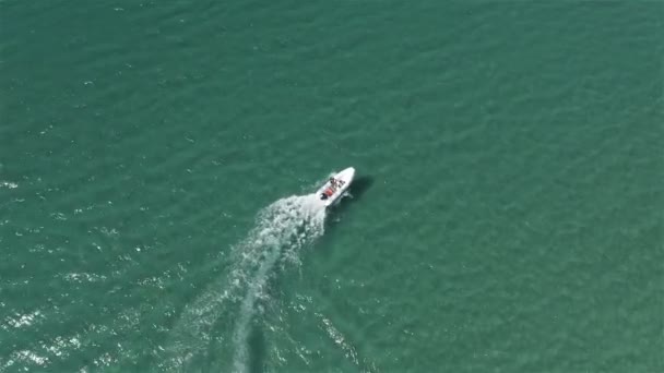 El barco a motor se mueve rápido en el mar — Vídeo de stock