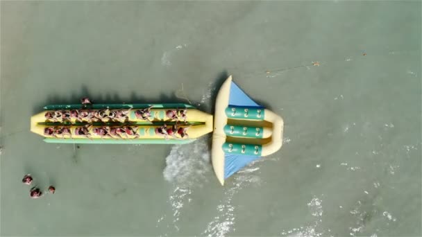 Turister förberedda för en tur på en uppblåsbar banan — Stockvideo