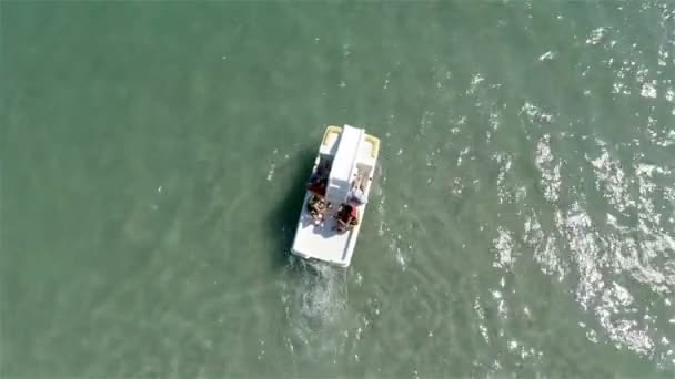 Los turistas viajan en tiempo soleado en un catamarán — Vídeo de stock