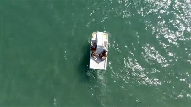 Touristes sur la mer faire du catamaran — Video