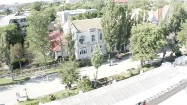 Sıcak ve güneşli bir günde, turistler deniz kenarında yürür.