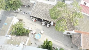 Turistler yaz kafesinin verandasındaki çeşmede öğle yemeği yiyorlar.