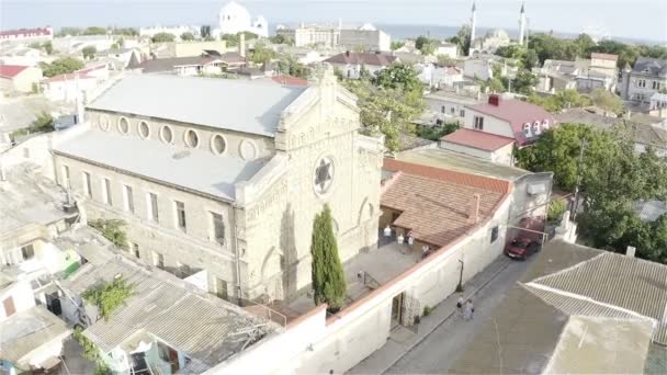 Het grondgebied van de Synagoge is omheind met een sterk stenen hek — Stockvideo