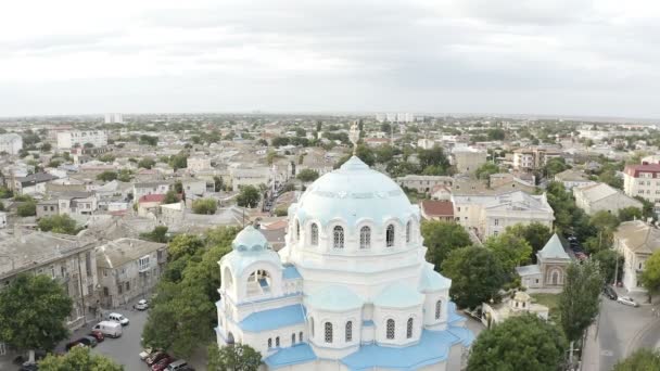 Orthodoxe kerk met lichtblauwe koepels — Stockvideo