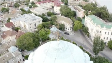 Bulutlu havada Ortodoks Kilisesi Kubbesi