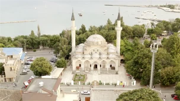 Eski Juma-Jami Camii denizin kenarında duruyor. — Stok video