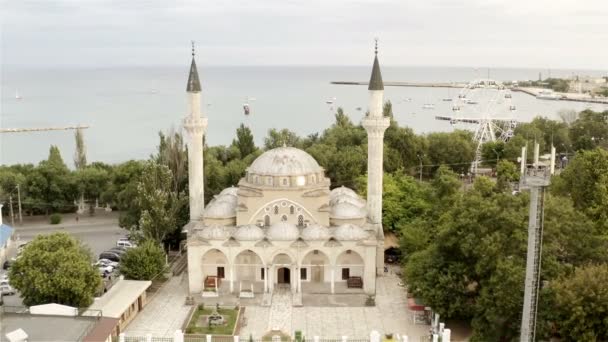 Yevpatoria 'daki Juma-Jami Camii' nin etrafı ağaçlarla çevrili. — Stok video