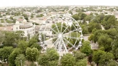 Beyaz dönme dolap şehir merkezinde.