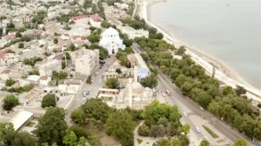 Deniz kenarında bir cami ve bir Ortodoks Kilisesi bulunmaktadır.