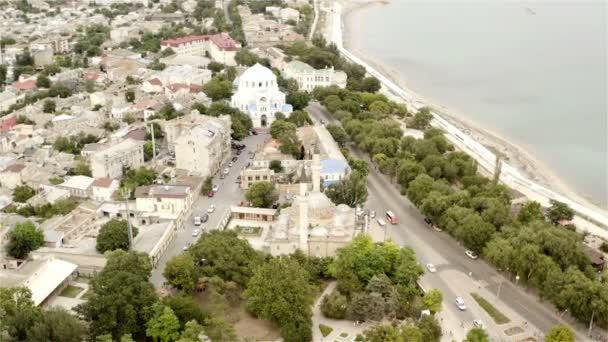 Een moskee en een orthodoxe kerk zijn gelegen aan de zee — Stockvideo