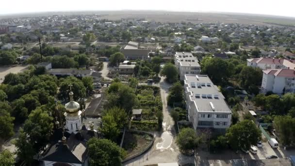 Gereja dengan kubah emasnya dikelilingi oleh bangunan perumahan — Stok Video