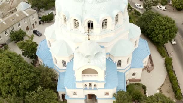 Bovenaanzicht van de orthodoxe kerk met blauw-witte koepels — Stockvideo