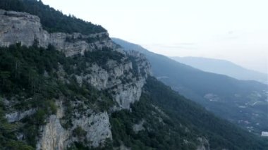 Yüksek irtifada sisli dağ manzarası