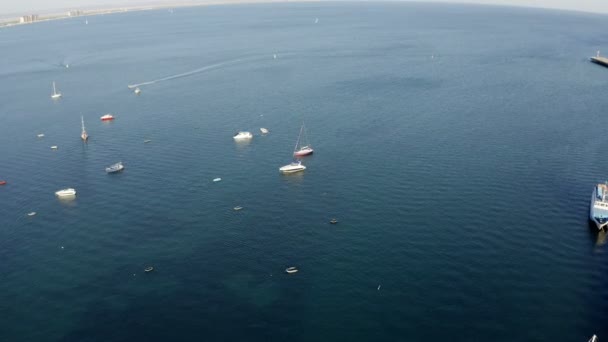 ボートや帆船は海岸の近くにあり — ストック動画