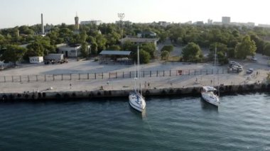 İskelede iki yelkenli var.