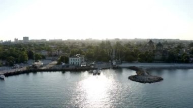 Güneş, Karadeniz seddindeki su yüzeyinde parlıyor.