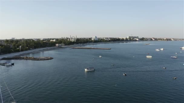 Barco de turismo con techo azul regresa a la orilla — Vídeos de Stock