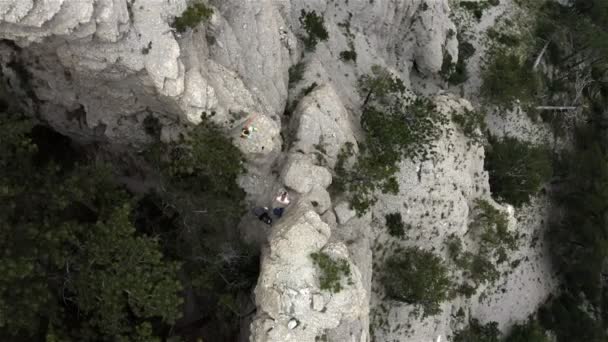 Un jeune homme prend un selfie au sommet d'une montagne — Video