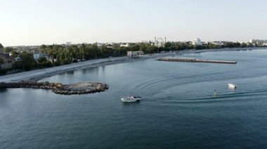 Motor yatı yavaşça kıyıya yanaşıyor.