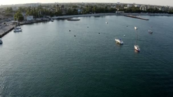 黒い海の堤防の眺め — ストック動画