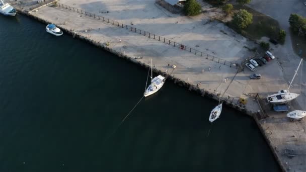 Turister gå längs piren — Stockvideo