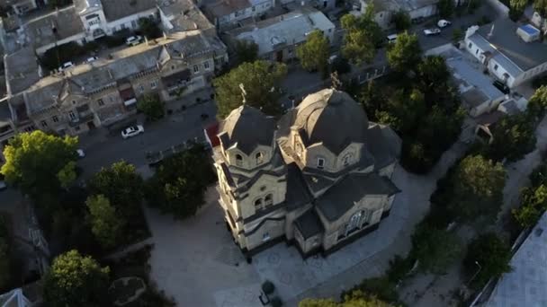 Pigeons volent autour de l'église St. Elijahs — Video